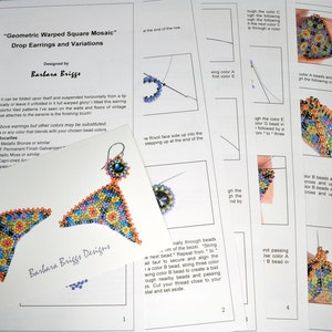 以下が含まれることがあります： 幾何学的な歪んだ正方形のモザイクドロップイヤリングのペアのクローズアップ。イヤリングはカラフルなビーズで作られており、三角形の形をしています。イヤリングはバーバラ・ブリッグスによってデザインされています。