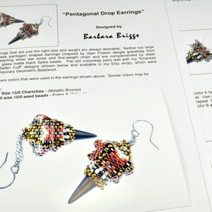 Könnte beinhalten: Ein Paar pentagonale Ohrhänger mit einem metallischen Bronze-Grundband, roten, weißen, goldenen und schwarzen Perlen und Sterlingsilber-Ohrhaken. "Pentagonal Drop Earrings" und "Designed by Barbara Brigge" sind auf der Seite gedruckt.