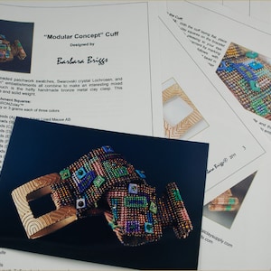 Könnte beinhalten: Eine Nahaufnahme eines Perlenarmbands mit einem goldenen Metallverschluss. Das Armband besteht aus verschiedenen Farben und Texturen, darunter Perlen, Pailletten und Polymer Clay. Das Armband wurde von Barbara Briggs entworfen und heißt "Modular Concept" Cuff.