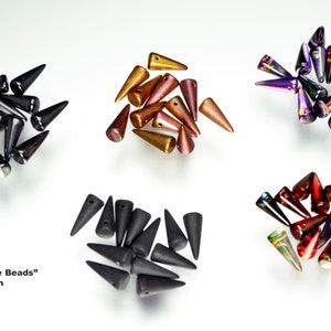 Puede incluir: Surtido de cuentas de vidrio checo "Magic Spike Beads" en varios colores, incluyendo negro, marr&oacute;n, morado y rojo. Cada cuenta mide 17 mm x 7 mm.