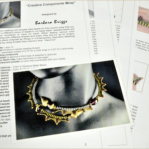Pode incluir: Um close-up de um colar de contas com contas douradas e pretas. O colar está no pescoço de uma modelo. A imagem inclui instruções para fazer o colar, intitulado "Creative Components Wrap" e projetado por Barbara Briggs.