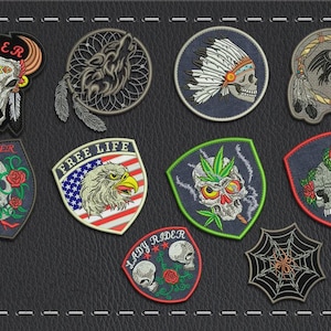 Może przedstawiać: Kolekcja haftowanych naszywek z różnymi wzorami, w tym czaszkami, orłami, wilkiem i pajęczyną. Naszywki mają mieszankę kolorów, takich jak czerwony, biały, czarny i zielony, i prawdopodobnie są przeznaczone na odzież lub akcesoria.