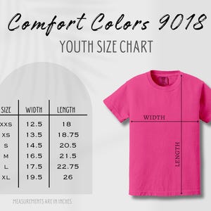 Pu&ograve; includere: Una maglietta rosa acceso Comfort Colors 9018 per ragazzi con una tabella delle taglie. La tabella mostra le misure in pollici per larghezza e lunghezza, da XXS a XL. Le dimensioni della maglietta sono indicate con frecce.