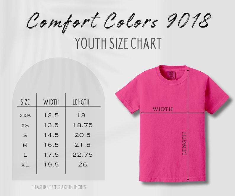 Pu&ograve; includere: Una maglietta rosa acceso Comfort Colors 9018 per ragazzi con una tabella delle taglie. La tabella mostra le misure in pollici per larghezza e lunghezza, da XXS a XL. Le dimensioni della maglietta sono indicate con frecce.