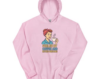 Retro Hoodie „Fueled by Coffee & Retro Dreams“ | Vintage Pop Art Pullover | Geschenk für Kaffeeliebhaberinnen | SoulNotesPrints Design