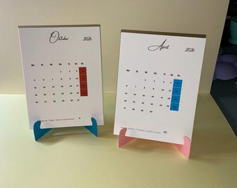 Tischkalender 2026 – 12 Monatsblätter mit Sprüchen – Mini Schreibtischkalender – Motivationskalender – Geschenkideen – Aufstellständer