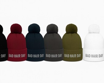 Bad Hair Day Mütze • Gestickte Bommelmütze • Beanie mit Spruch • Wintermütze Damen Herren • SoulNotesPrints Design