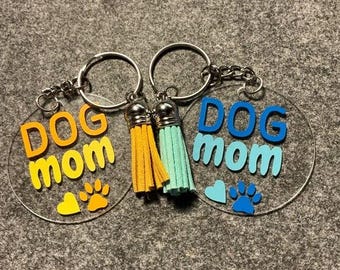 Dog Mom Acryl Schlüsselanhänger rund mit Quaste – handgemacht – Geschenk für Hundeliebhaberinnen
