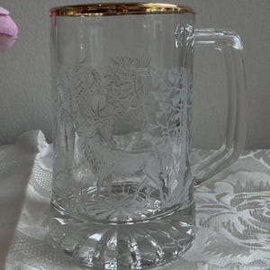 両面に鹿と木々の模様がエッチングされ、金箔が施されたヴィンテージのビアジョッキ。イタリア製だが、デザインはドイツかオーストリアのものかもしれない。