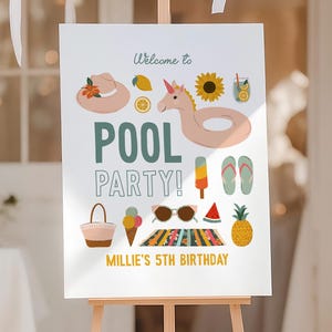 Puede incluir: Un letrero blanco sobre un caballete de madera con las palabras "Welcome to POOL PARTY!" y "Millie's 5th Birthday". El letrero presenta ilustraciones de artículos de verano como un flotador de unicornio, gafas de sol y una piña.