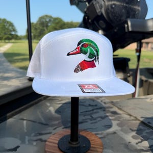 Boné Richardson SnapBack branco bordado com 7 painéis, Pato-de-madeira