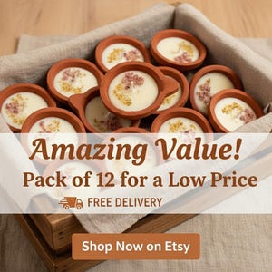 Peut inclure: Un coffret en bois contient douze petits bougeoirs de couleur terre cuite remplis de cire blanche et d'ornements floraux. L'image comprend le texte "Amazing Value! Pack of 12 for a Low Price".