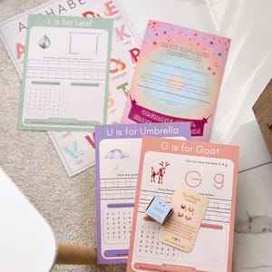 Puede incluir: Tarjetas educativas para niños con el alfabeto. Las tarjetas coloridas presentan ilustraciones de hoja, paraguas y cabra. Incluyen ejercicios de trazado y un certificado.