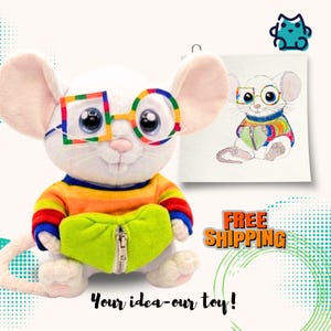 Pode incluir: Um brinquedo de pelúcia de rato branco vestindo um suéter listrado de arco-íris e uma bolsa verde-limão com zíper. O rato tem olhos pretos grandes e usa óculos com uma armação quadrada e outra redonda. Um desenho do rato é visível ao fundo.
