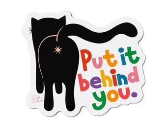 Op de afbeelding: Een zwarte kat met een regenboogkleurige tekstoverlay die "Put it behind you." zegt.