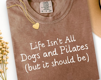 Het leven is niet alleen honden- en pilatesshirt, grappige pilates-t-shirt, comfortkleuren grafisch T-shirt, cadeau voor hondenmoeders