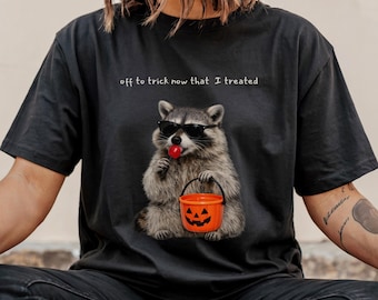 Koszulka unisex z motywem Halloween „Cukierek albo psikus” z motywem szopa jedzącego cukierki