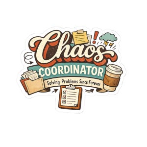Op de afbeelding: Een gestanste sticker met de tekst Chaos Coordinator en Solving Problems Since Forever. Het ontwerp bevat een geel memoblaadje, een onweerswolk, een beige map met papieren, een klembord met een checklist en een beker koffie.