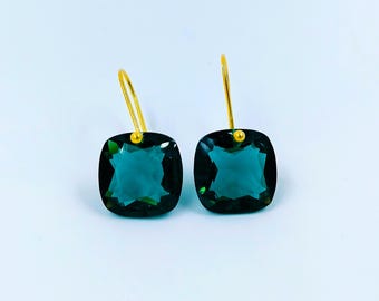 Pendientes de oro de 14k hechos a mano con topacio azul de Londres en forma de cojín.