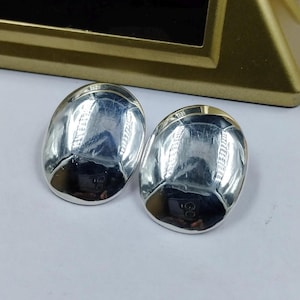 Pendientes ovalados de plata de ley 925: joyas modernistas con un toque de personalidad.