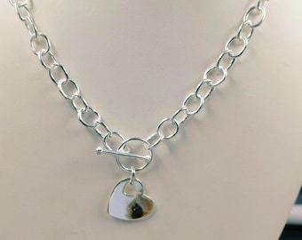 Litet hjärthalsband i sterlingsilver: Handgjort minimalistiskt hänge