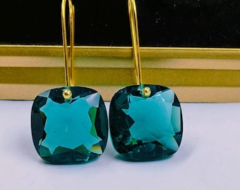 Pendientes de oro de 14k hechos a mano con topacio azul de Londres en forma de cojín.