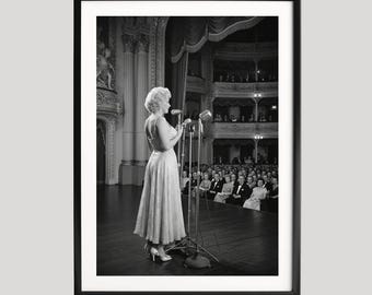 Marilyn Monroe sjunger för trupper, fotografitryck, Koreakriget, retroposter, svartvit väggkonst, fotografiposter i museikvalitet