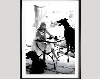 Vintage café-moment kunstposter, zwart-wit elegante vrouw met honden aan tafel, tijdloze lifestyle fotografie wanddecoratie