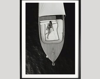 Luxejacht vrouw zonnebaden poster, zwart-wit luchtfoto bootfotografie, Minimal Ocean Art, Modern Coastal Wall Decor