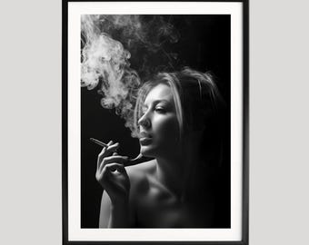 Frau rauchende Fotografie Druck, schwarz weiß Wandkunst, Fine Art Poster, stimmungsvolles Porträt, elegantes feminines Dekor, modernes ästhetisches Foto