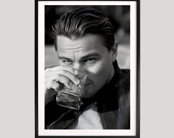 Leonardo DiCaprio Schwarz-Weiß Porträt Poster, Ikonendarsteller Trinkt Whisky, Filmreife Hollywood Fotografie, Zeitlose Wandkunst