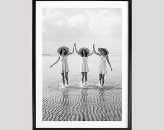 Kate Moss con cappello da sole beve acqua e limone, stampa fotografica in bianco e nero sulla spiaggia, decorazione murale minimalista, poster chic costiero