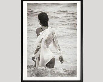Poster Woman Walking into Ocean, zwart-wit strandfotografie met pure jurk, kuststemming muurkunst
