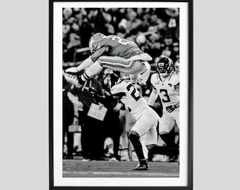 Voetbalspelerposter, zwart-wit NFL-actiefotografie, iconische hordesprong, moderne sportmuurkunst