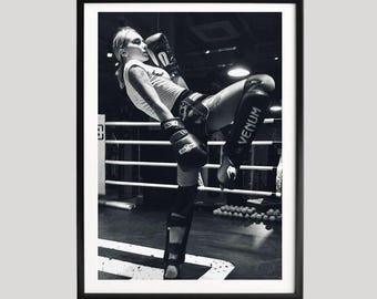 Frau Kickboxen Workout Poster, Schwarz Weiß Gym Fotografie, Kämpferin Training Wandkunst, Kraft und Power Fitness Print