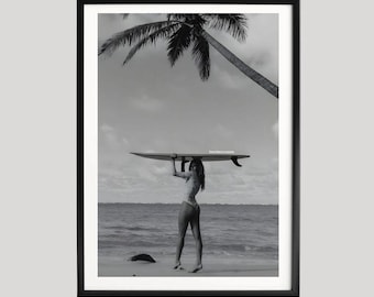 Meisje surfkunstposter, zwart-wit tropisch strandfotografie met palmboom en surfermeisje, minimaal kustmuurdecor