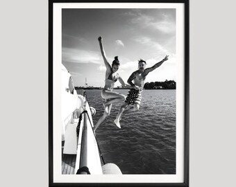Paar springen van jacht, zwart-witte oceaanfotografieposter, zomeravontuurkunst, Freedom Lifestyle wanddecoratie