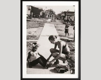 Poster di Kate Moss che aiuta un bambino, stampa fotografica in bianco e nero, arte murale sulla gentilezza umana, poster artistico, decorazione commovente per uno stile di vita