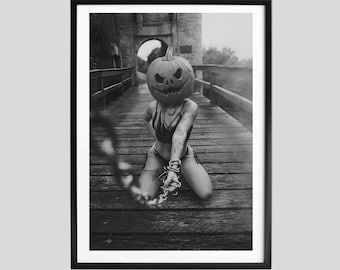 Pompoenmasker gotische vrouw zwart-witposter, donkere Halloween-kunst, humeurige surrealistische fotografieprint voor modern wanddecor