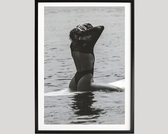 Vrouw surfen oceaanposter, zwart-wit surffotografie met vrouwelijke surfer in water, minimale kustmuurkunstdecor