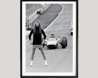 Poster vintage di un'auto da corsa di Formula 1, arte murale retrò dedicata al motorsport.