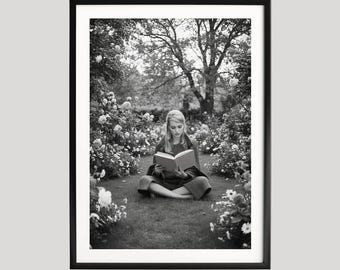 Kate Moss legge in giardino, stampa fotografica in bianco e nero, arte murale di ispirazione vintage, elegante arredamento femminile per la casa, poster artistico