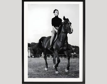 Stampa artistica equestre di Audrey Hepburn, fotografia di cavalli in bianco e nero, decorazione murale artistica, elegante poster equestre, foto di qualità museale