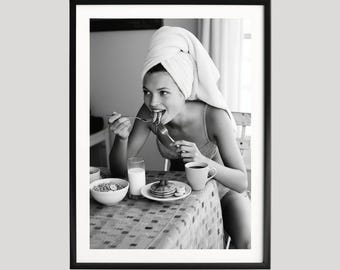 Poster di Kate Moss che fa colazione, stampa fotografica in bianco e nero, arte murale in stile vintage, poster artistico, arredamento moderno per la casa femminile