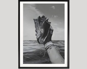 Poster Oceaanschelp in hand, zwart-witte zeefotografie, minimale kustkunstprint, zomerstrand muurdecoratie