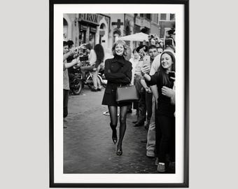 Poster di Kate Moss che cammina tra la folla, stampa fotografica di strada in bianco e nero, arte murale di moda, arredamento moderno di belle arti urbane