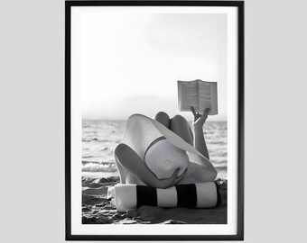 Strand lezende vrouw poster, zwart-wit zomerfotografie, minimale kustkunst aan de muur, ontspannende oceaanscène print