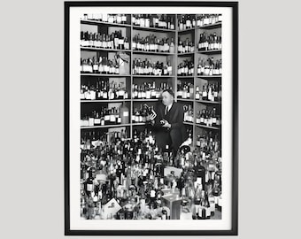 Vintage Mann im Weinkeller Poster | Retro Fotografie Wandkunst