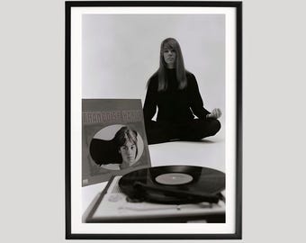 Poster in vinile di Françoise Hardy, fotografia musicale vintage in bianco e nero, ritratto dell'icona pop francese, arte murale minimalista degli anni '60