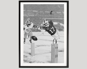 Affiche de joueur de football, moment épique de touchdown en piqué sur un match de neige, action du quarterback des Buffalo Bills, art mural NFL noir et blanc